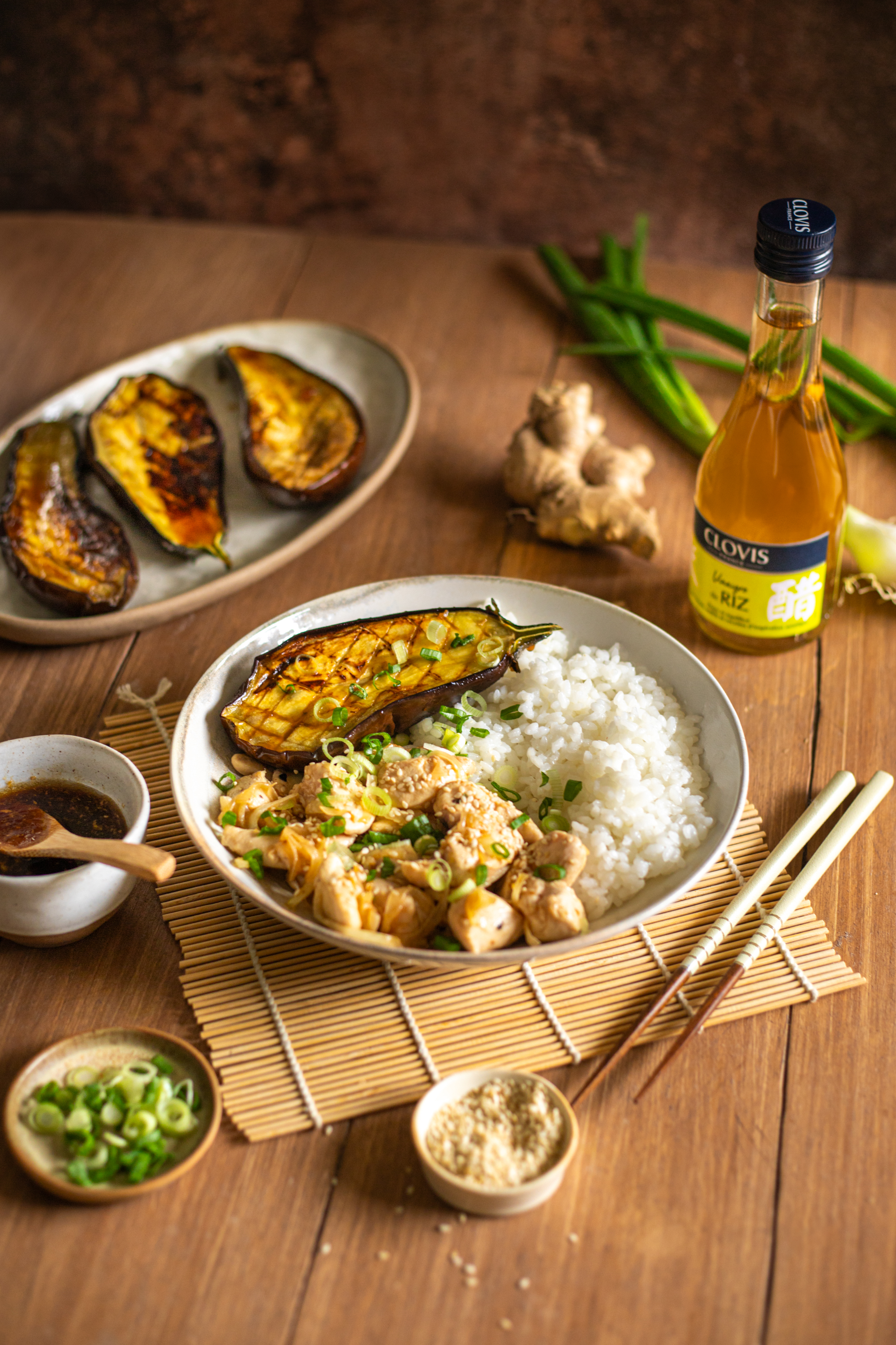 Poulet laqué au vinaigre de riz aubergine caramélisée et riz Coréen