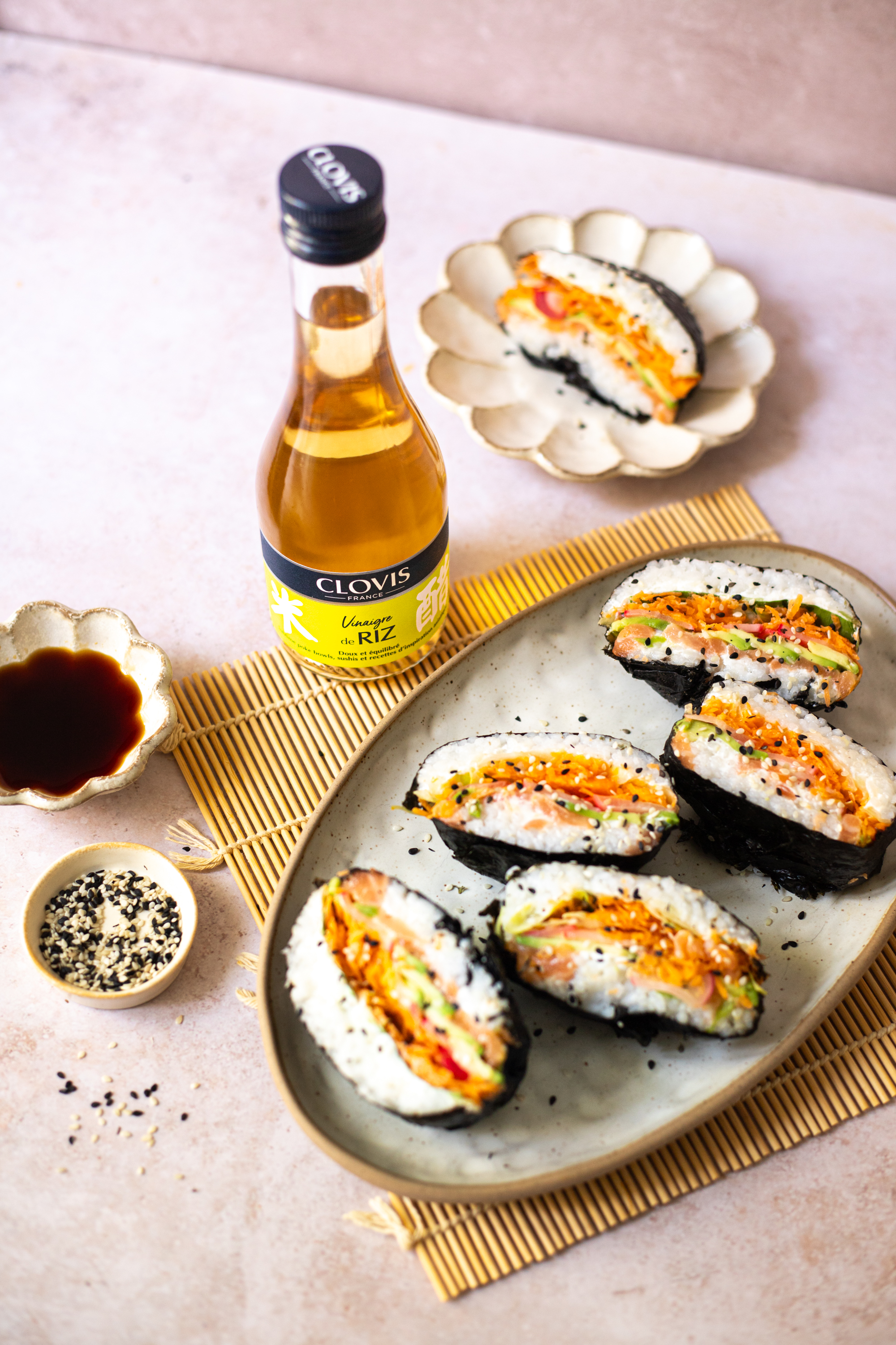 Onigirazu saumon, fromage frais et légumes croquants