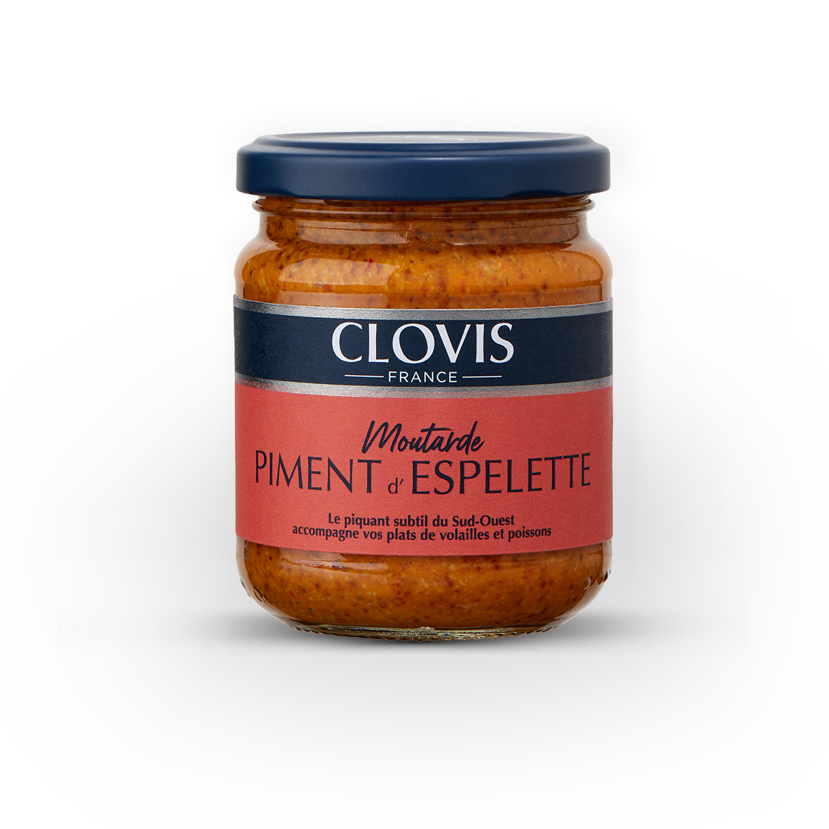 Moutarde piment d’Espelette au format 200g de la marque Clovis, Il y a un pot transparent qui laisse apparaître la couleur typique de la sauce, une couleur cuivrée. Le pot a un couvercle noir, une étiquette collée au produit, sur laquelle on voit la marque Clovis France inscrite sur une bande grise en haut de l'étiquette, et sur une autre bande, de couleur rouge, on retrouve l'intitulé de la moutarde avec des informations relatives à sa production et sa composition