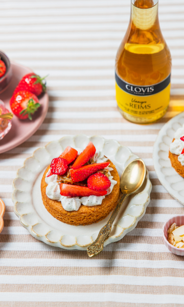 Sablé breton, crème mascarpone vanillée, fraises fraîches, compotée de rhubarbe au vinaigre de Reims 12 mois