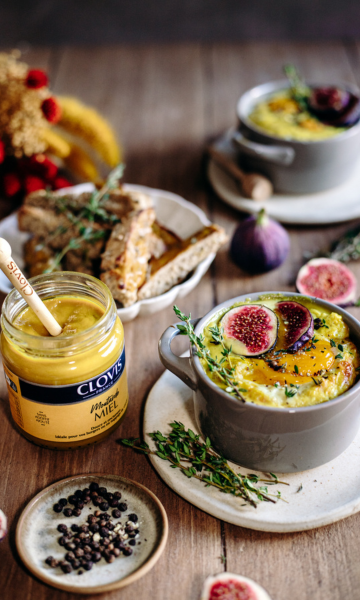 Œuf cocotte à la figue et moutarde au miel, mouillettes en croûte de moutarde