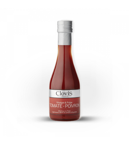 vinaigre pulpe tomate poivron piment d'Espelette au format 25cl de la marque Clovis, la bouteille est sur fond blanc. Sur la bouteille de vinaigre on note la présence d'un bouchon blanc, la bouteille est transparente et laisse la couleur rouge du produit visible pour les consommateurs, sachant que c'est un vinaigre à la pulpe de tomate et poivron, on note aussi une étiquette collée au vinaigre, avec deux bandes de couleurs, une grise où l'on voit la marque Clovis et une rouge avec l'intitulé du vinaigre c'est à dire vinaigre et pulpe tomate et poivron, et d'autres informations relatifs à la composition ou production du produit.